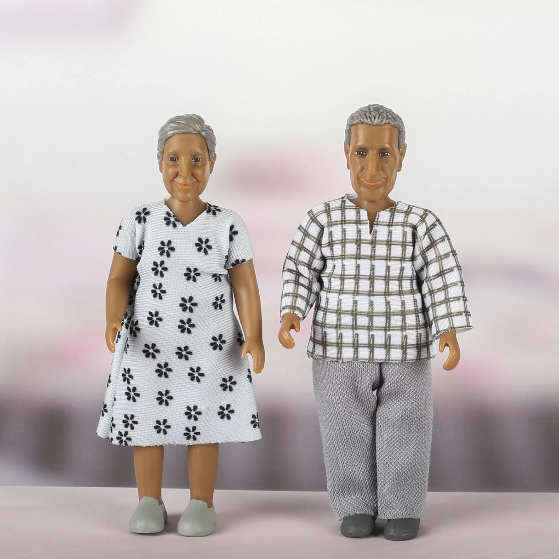 LUNDBY Dolls & Doll Accessories< Dollshouse Dolls Elderly Couple Nikki